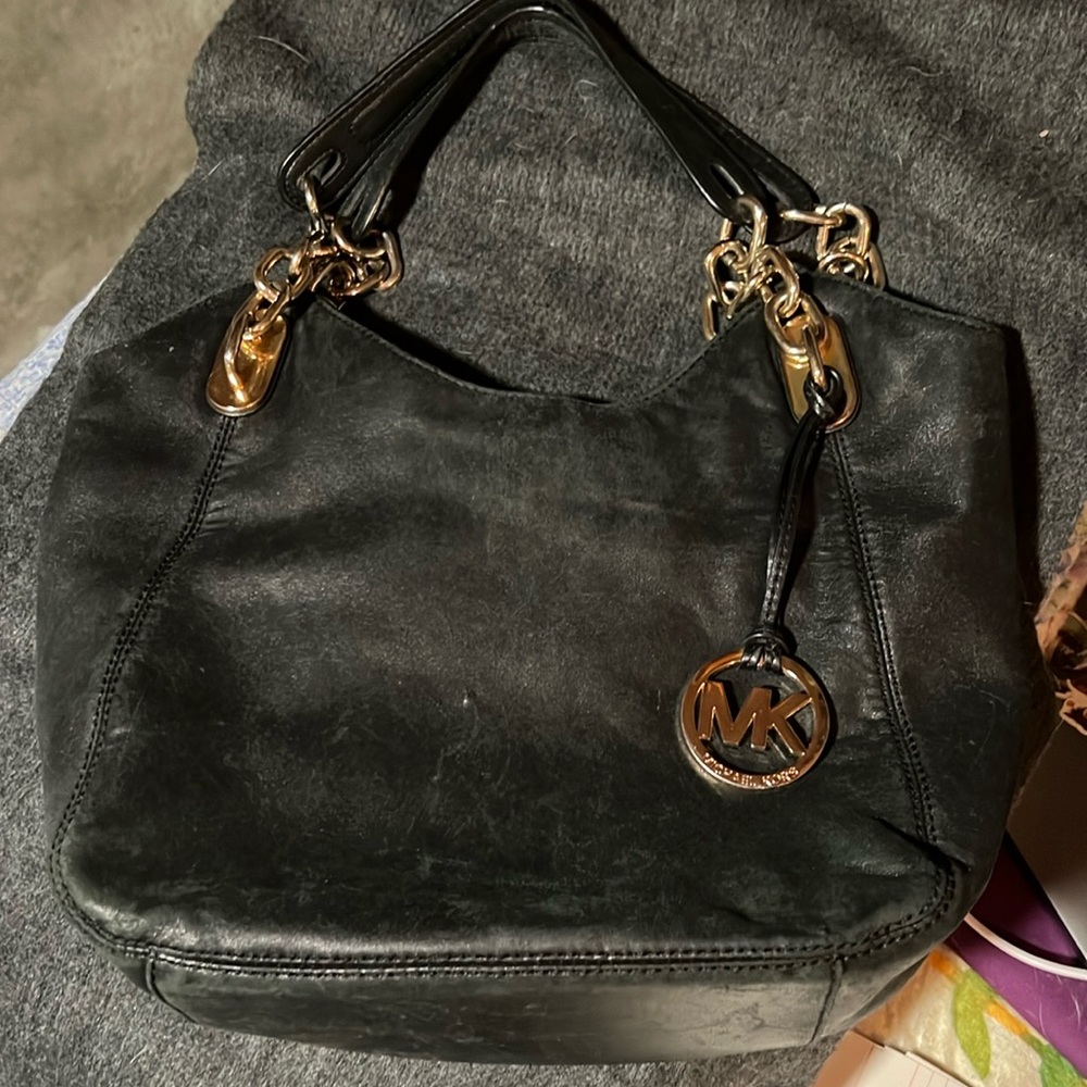 Michael Kors Gold Chain
Shoulder Bag Soft Black Leather